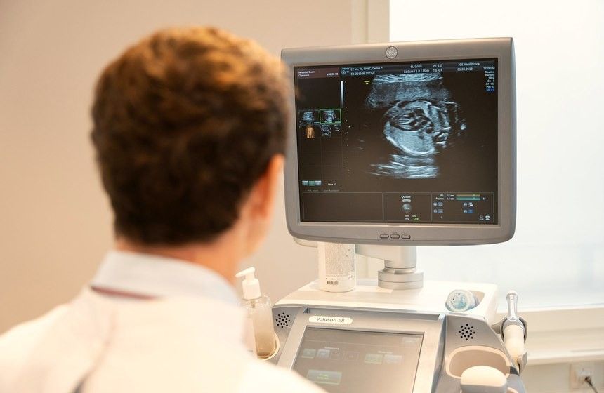 Le Dr Julen pendant une échographie obstétricale