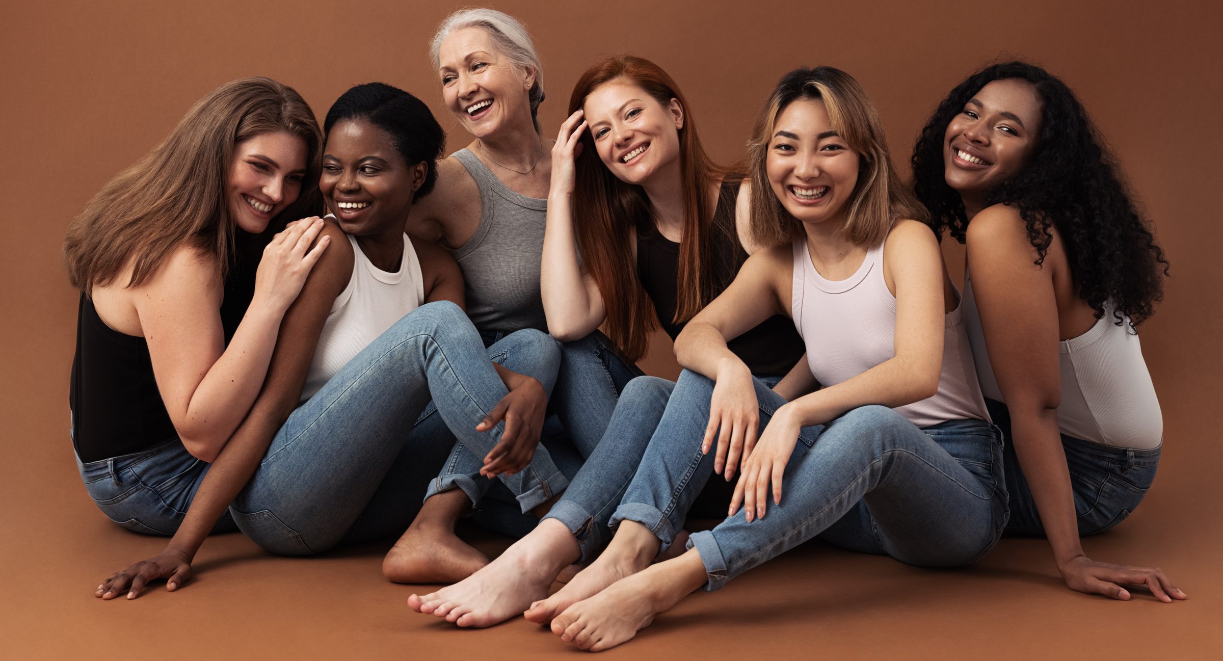 Des femmes de tous âges, souriantes