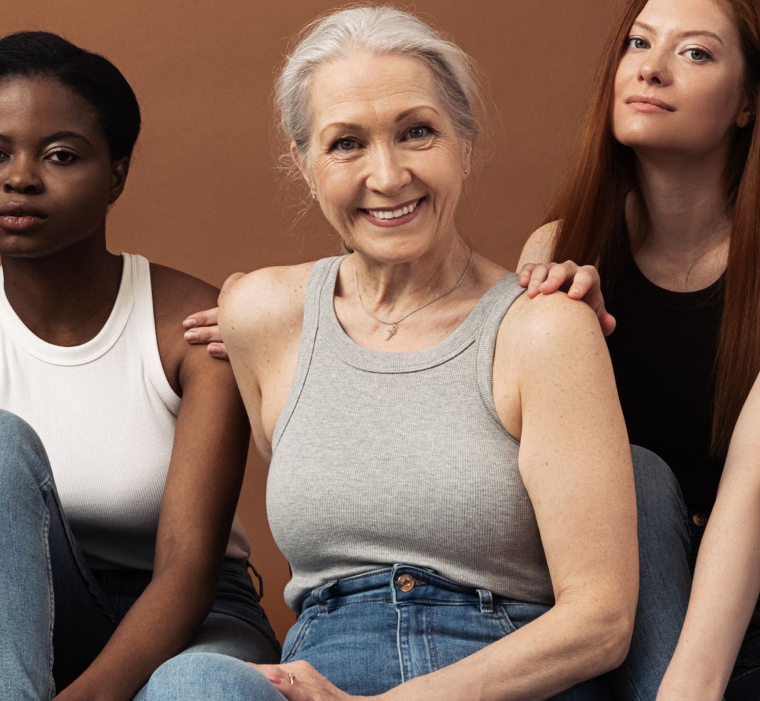 Une femme de plus de cinquante ans, souriante