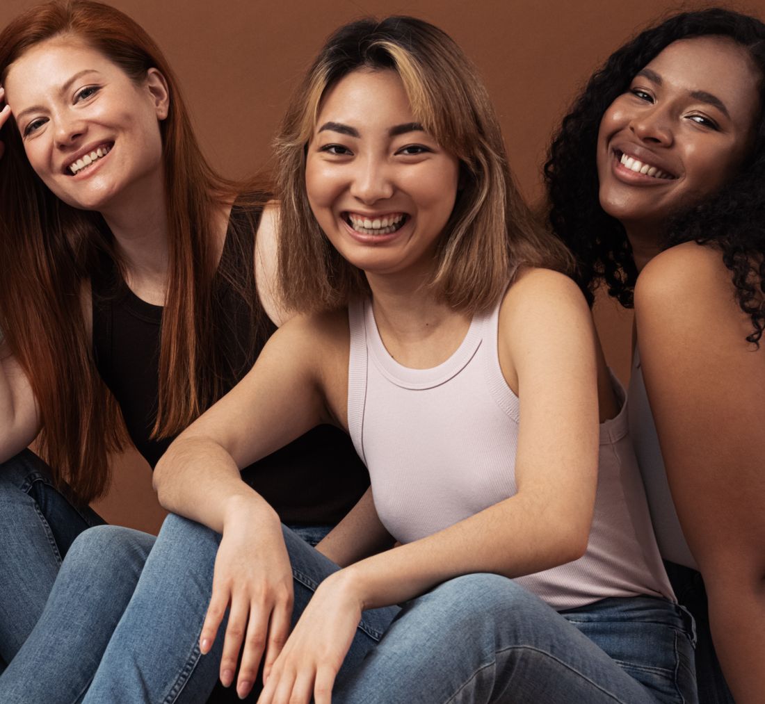 Une jeune femme souriante, sûre d’elle